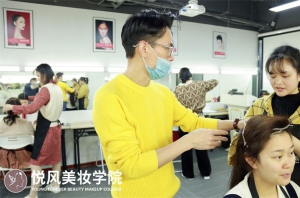 想在广州学化妆，男孩子零基础可以可以学吗？