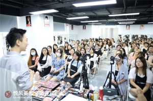 在广州学化妆要当一名好的化妆师需要注意什么？