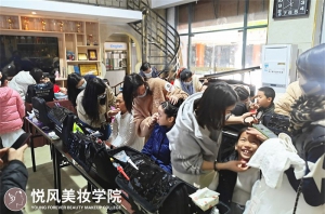 28岁家庭主妇、在广州学化妆再就业晚吗？