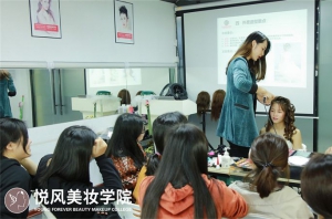在广州选化妆学校要注意什么？