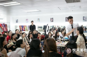 广州学化妆该如何找学校？