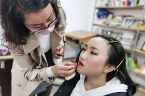 广州白云区有好的化妆学校推荐吗？