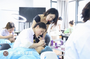 广州哪有专业学纹绣的？