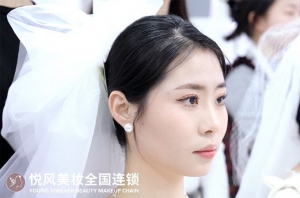 从新手到专业化妆师，我在悦风美妆学院的成长之路