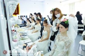 学习前沿化妆技术，就来悦风美妆学院！