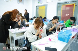 学化妆，正规学校怎么挑？这些机构值得关注