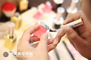 零基础在悦风美妆学院学美甲逆袭